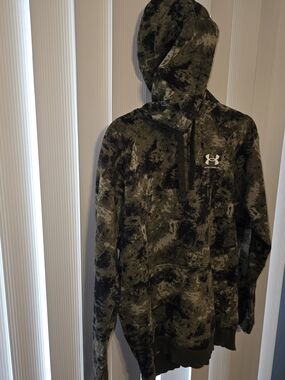 Under Armour Men's Green Camo Hoodie - Size Small - GUC